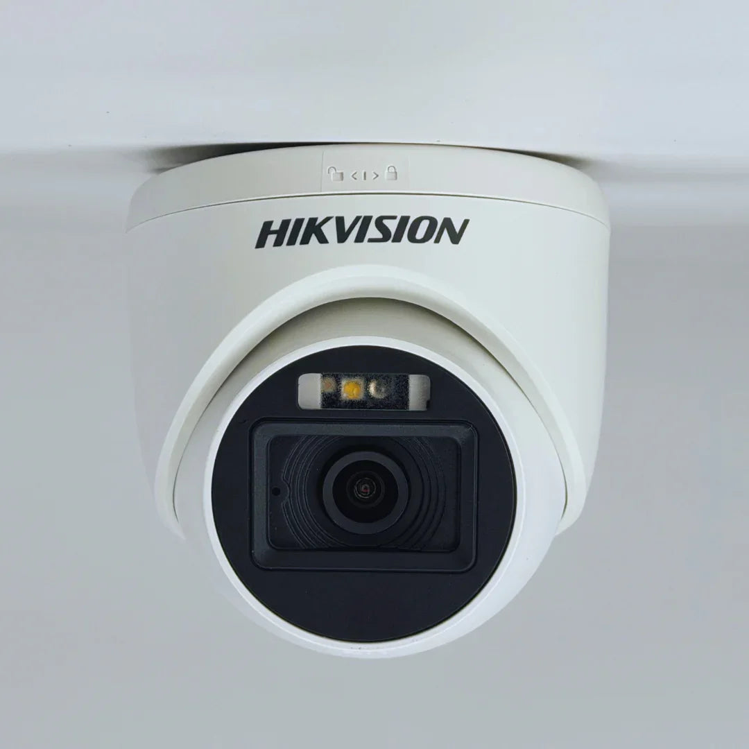 كاميرا مراقبة هيكفيجن الذكية الهجينة ذات القبة المضيئة بدقة 3K — DS-2CE76K0T-LPFS (2.8 مم، ميكروفون مدمج)